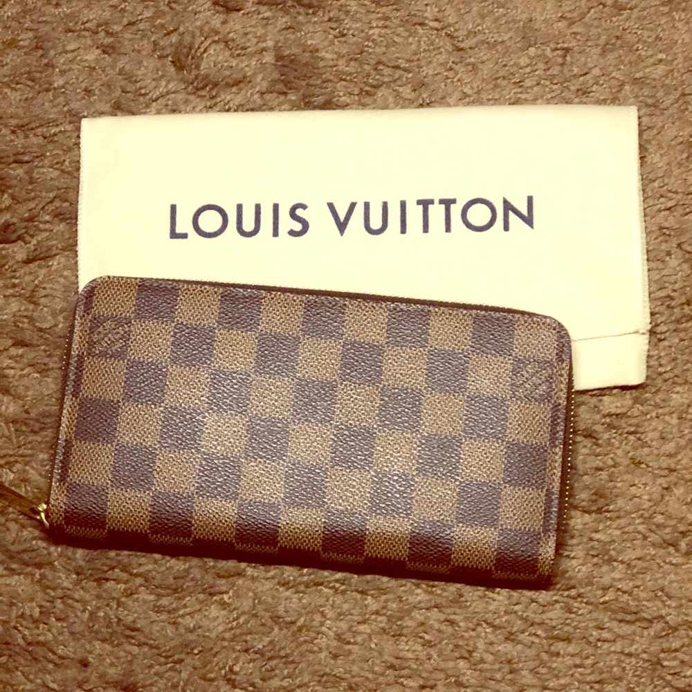 Louis Vuitton Zippy Wallet in Damier Ebene Canvas